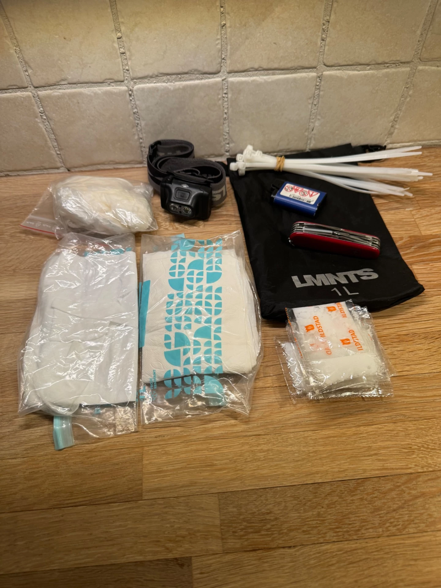 Innholdet i Shit Bag med praktisk småutstyr til jakt og friluftsliv